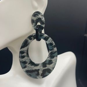 NWT Acrylic feather dangle earrings